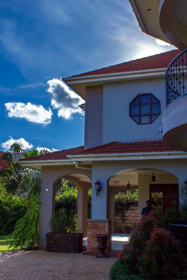 Akasu Bed And Breakfast Kampala Exterior photo