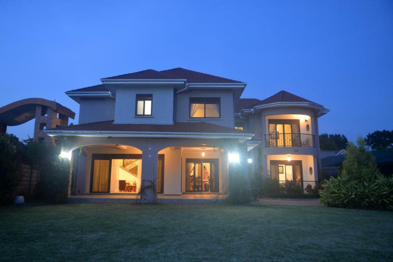 Akasu Bed And Breakfast Kampala Exterior photo